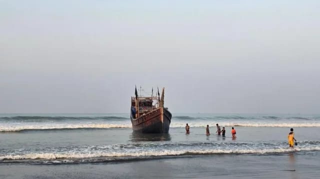রোহিঙ্গাবাহী নৌকা ডুবি, উদ্ধার ১৮ ; নিখোঁজ ১৩