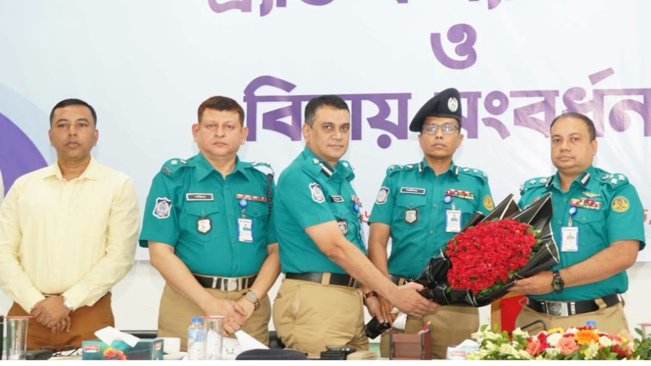 কেএমপির বিদায়ী কমিশনার মোহাম্মদ জাহিদুল হাসানের আবেগঘন বিদায় সংবর্ধনা