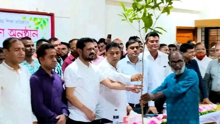 দাকোপে শিক্ষা প্রতিষ্ঠানে ফলজ গাছ বিতরণ