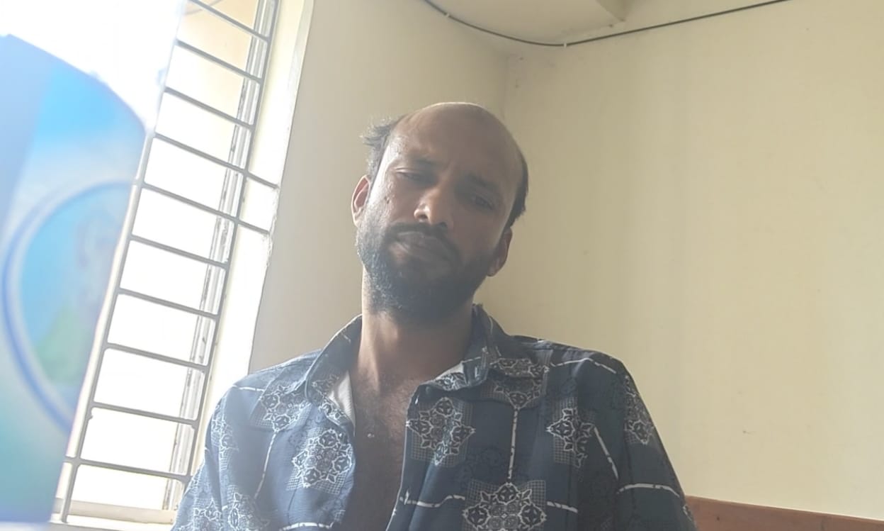 লোহাগড়ায় পরকীয়ার অভিযোগে স্ত্রীকে কু/পিয়ে গুরুতর আহ/ত; স্বামীর আ/ত্মসমর্পণ