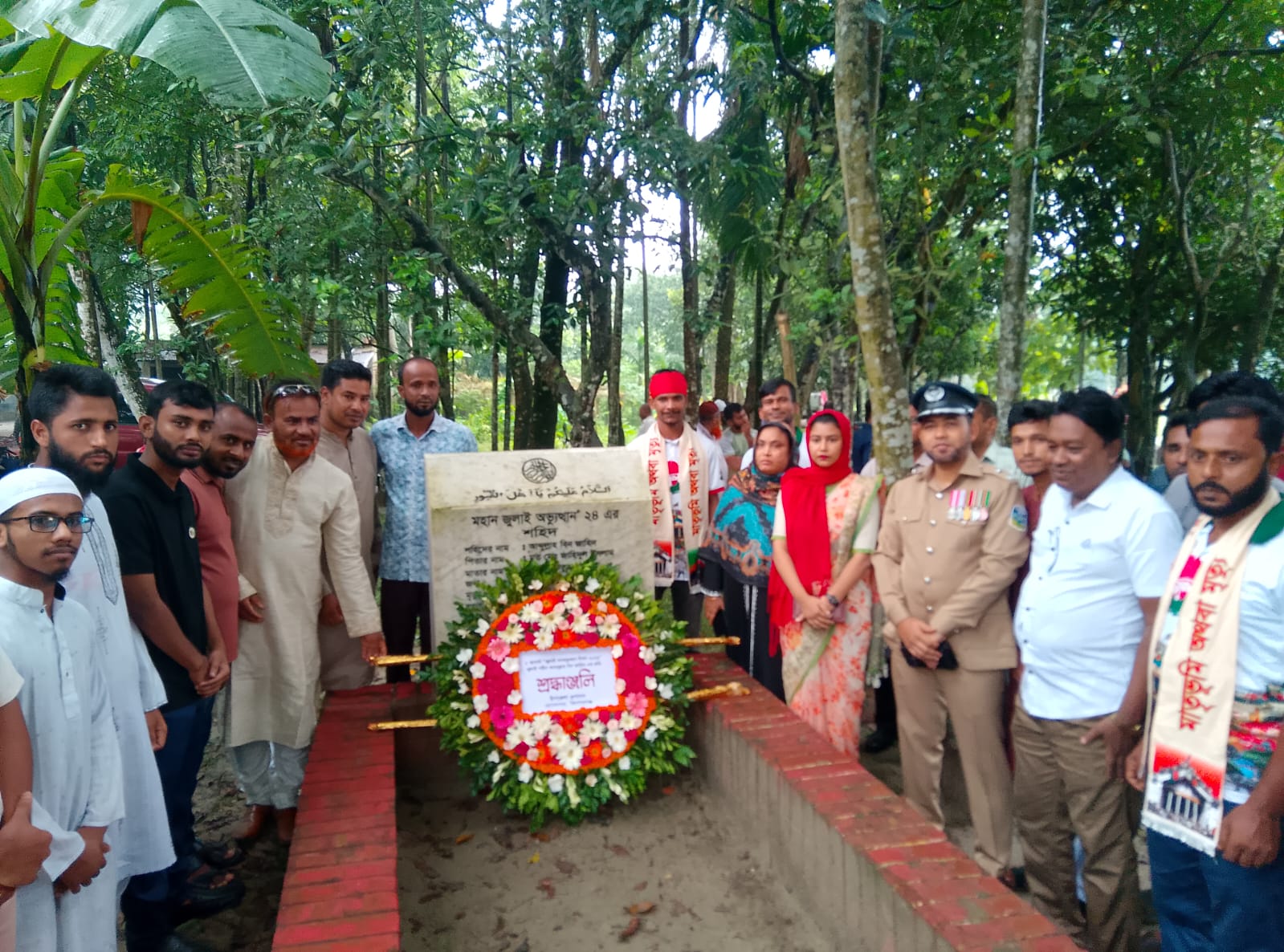 হোসেনপুরে জুলাই গণঅভ্যুত্থানের শহীদ আব্দুল্লাহ বিন জাহিদের কবরে শ্রদ্ধা নিবেদন
