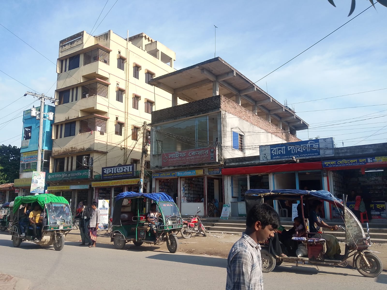 তাড়াইলে রাত জাগা ১২ ফার্মেসি, মানবিক উদ্যোগে স্বস্তি রোগী-স্বজনদের