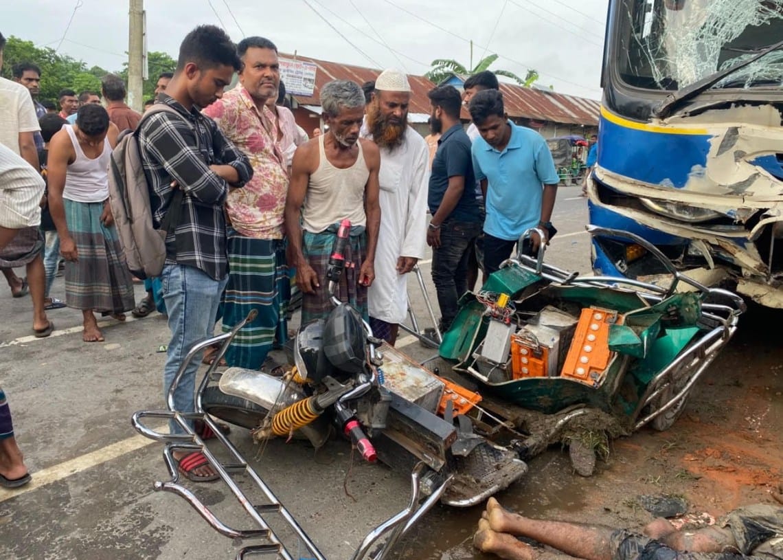 যাত্রীবাহী বাসের ধা/ক্কায় অটোরিকশা দুম/ড়েমুচড়ে প্রা/ণ গেল ২ জনের