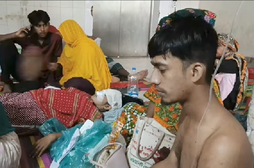 খুলনার টুটপাড়ায় নেশাগ্রস্ত রিকশাচালকের হামলা, স্ত্রী-ছেলেমেয়েসহ আহত ৩