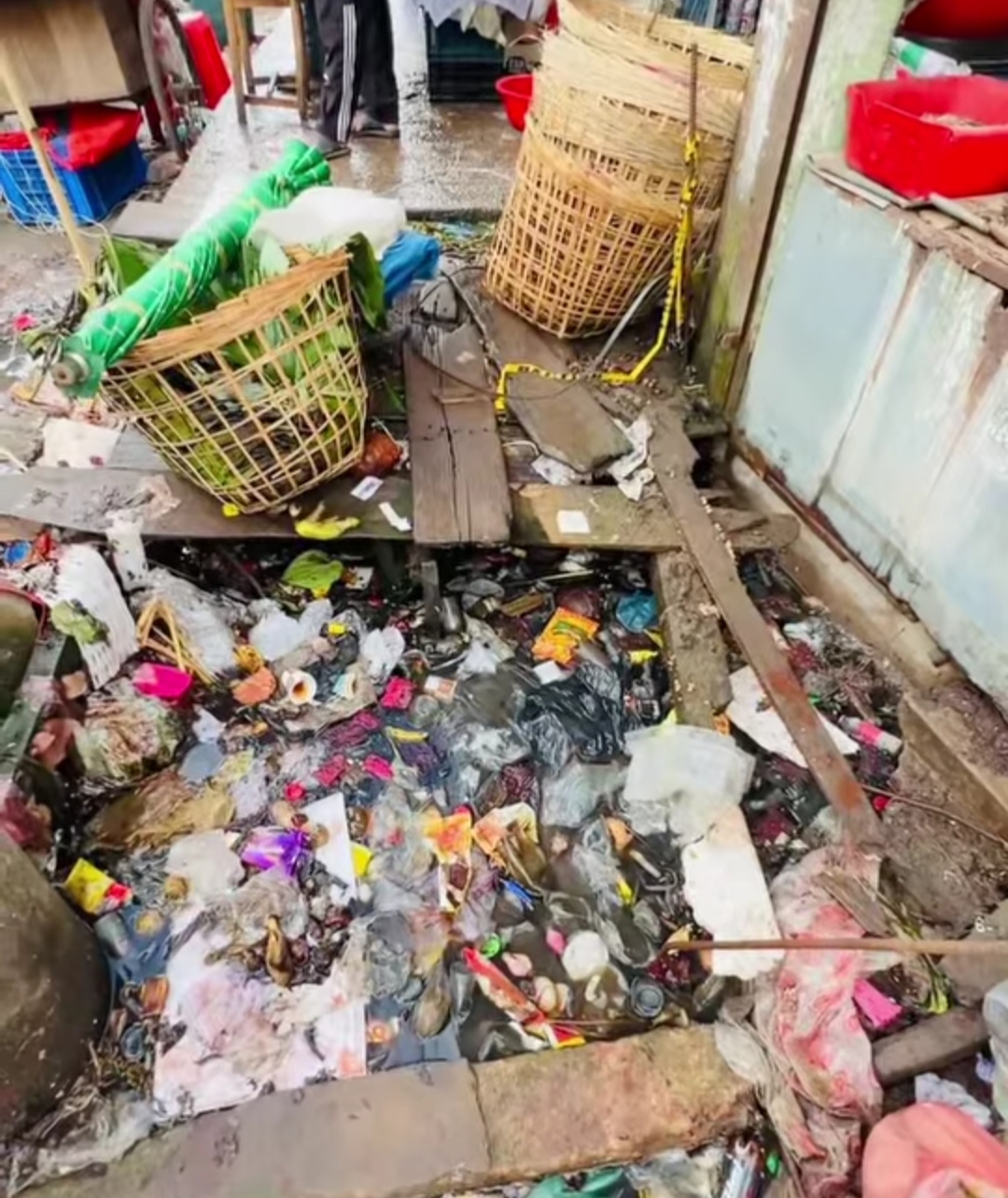 জলাবদ্ধতা দূর করতে নির্মিত ড্রেনই এখন কুলাউড়া পৌরবাসীর মর/ণফাঁদ