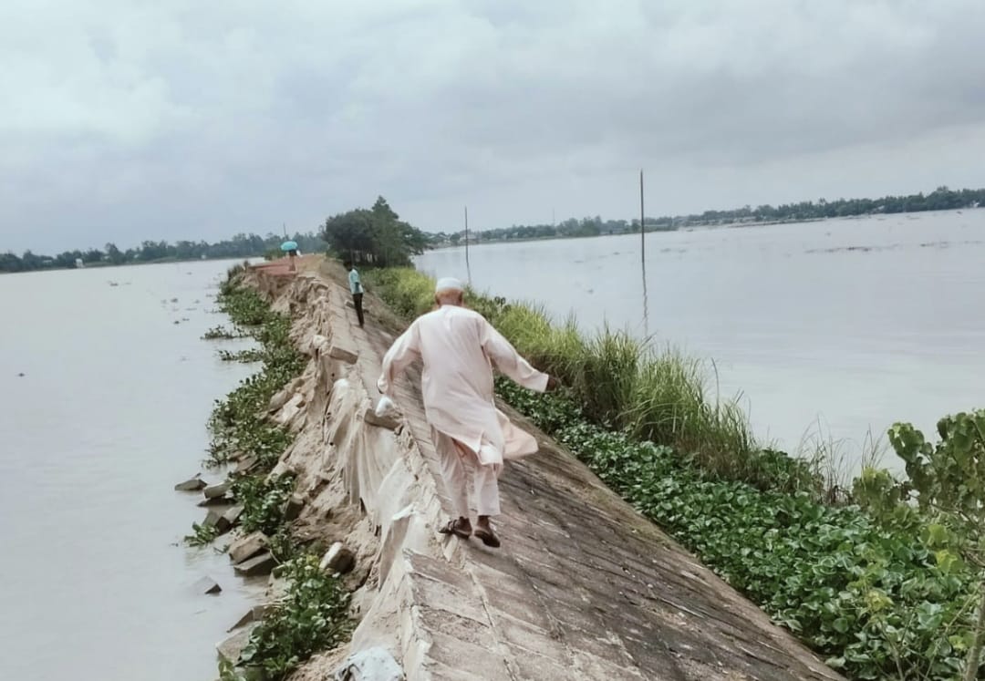 অষ্টগ্রাম-চাতলপাড় ভাঙ্গা সড়কে চরম ভোগান্তি; দ্রুত সংস্কারের দাবী এলাকাবাসীর