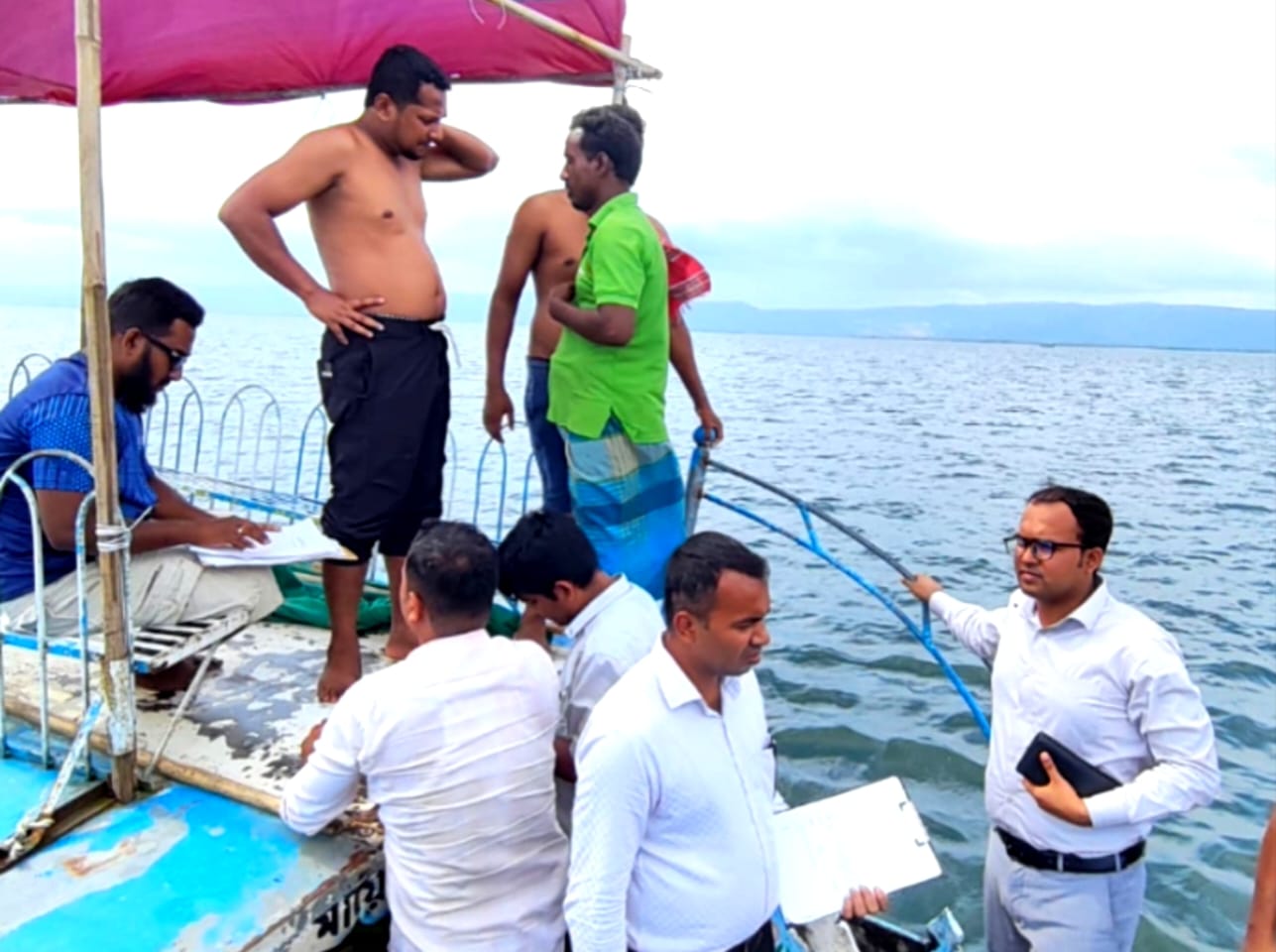 টাঙ্গুয়ার হাওরে ৮ ট্রলারকে প্রশাসনের জরিমানা