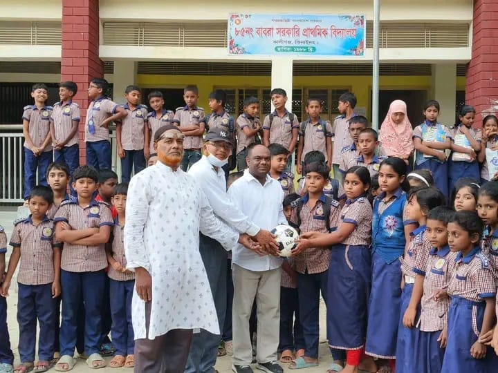 কালীগঞ্জে বাবরা সরকারি প্রাথমিক বিদ্যালয়ের শিক্ষার্থীদের ফুটবল দিলেন মেয়র প্রার্থী