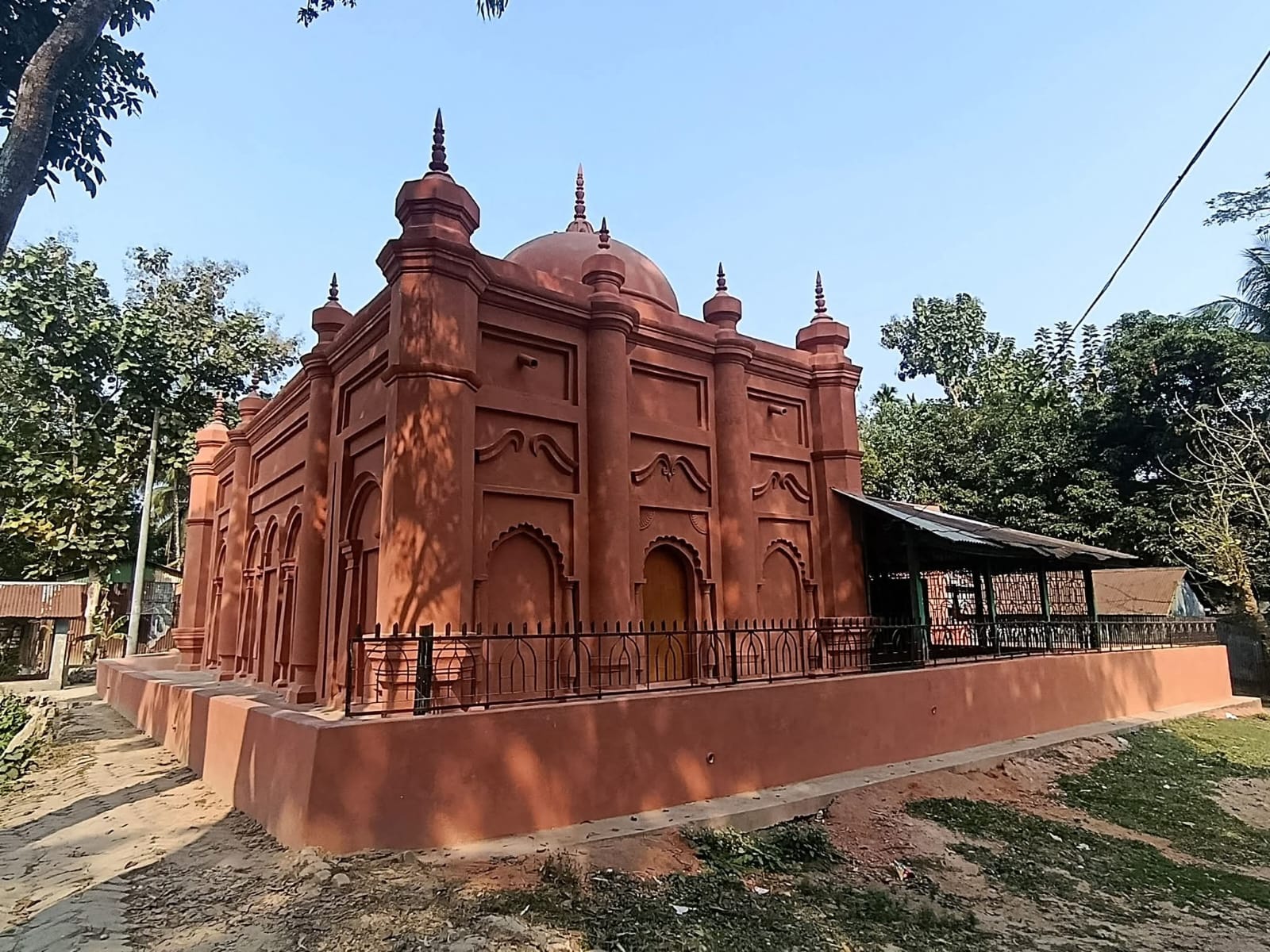 গম্বুজ-মিনারে মোগল আমলের স্থাপত্যশৈলী তাড়াইলের সেকান্দরনগর জামে মসজিদ