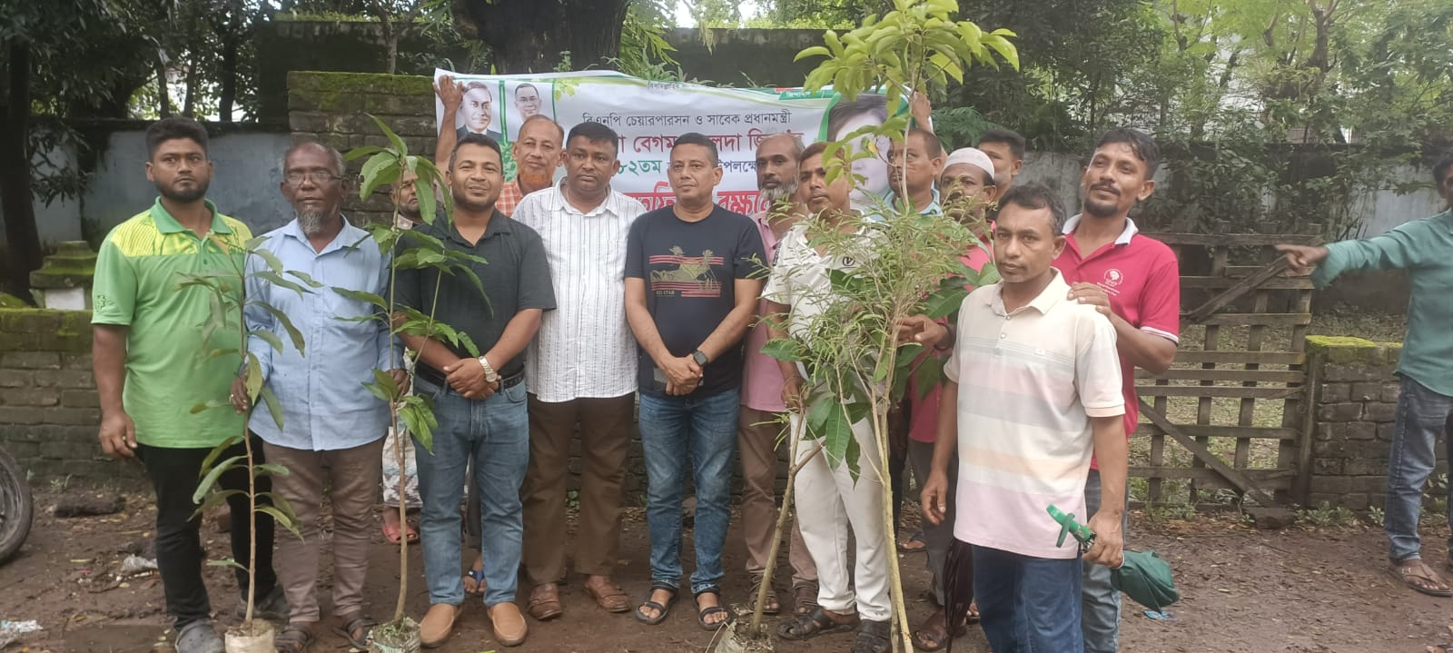খুলনায় ১৭ নম্বর ওয়ার্ড বিএনপি ও অঙ্গ সংগঠনের বৃক্ষরোপণ কর্মসূচি