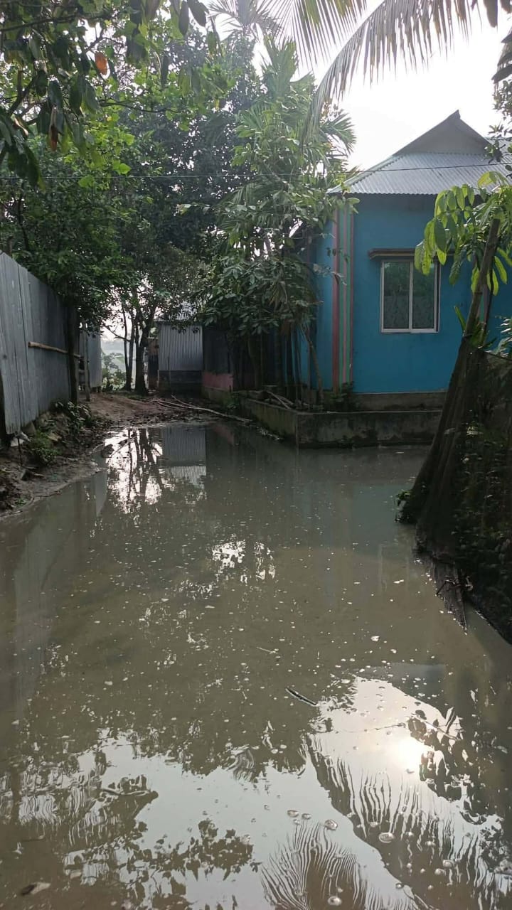 করিমগঞ্জে সামান্য বৃষ্টিতেই পানিতে তলিয়ে যায় খয়রত-পশ্চিম খয়রত সড়ক