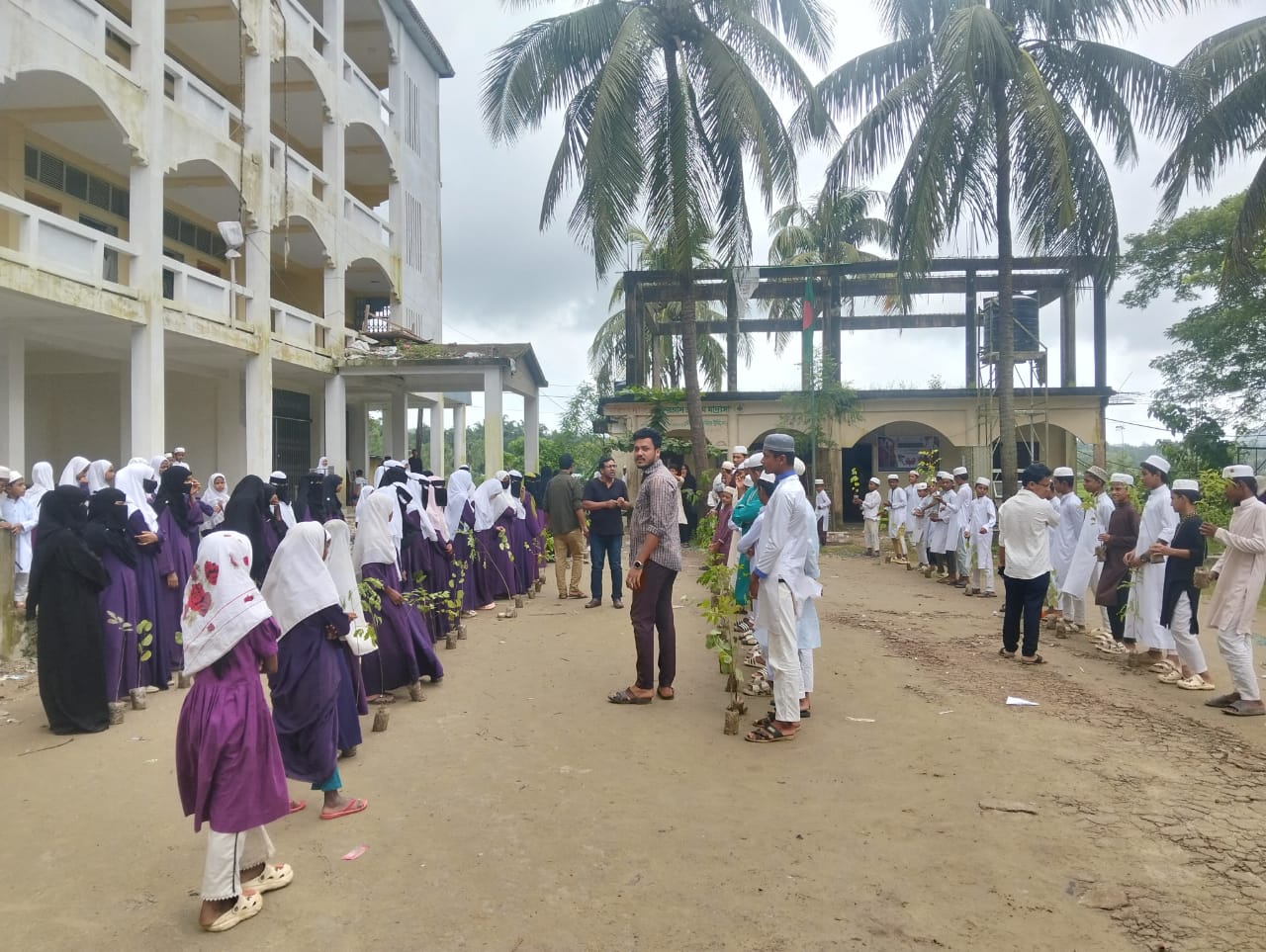 হ্নীলায় শিক্ষার্থীদের নিয়ে পরিবেশ রক্ষায় বৃক্ষরোপণ