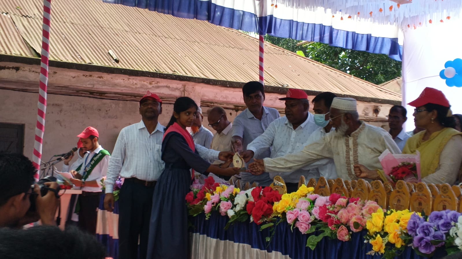 লাহিড়ী বহুমুখী উচ্চ বিদ্যালয়ের শিক্ষক ও কর্মচারীর অবসরজনিত বিদায় সংবর্ধনা