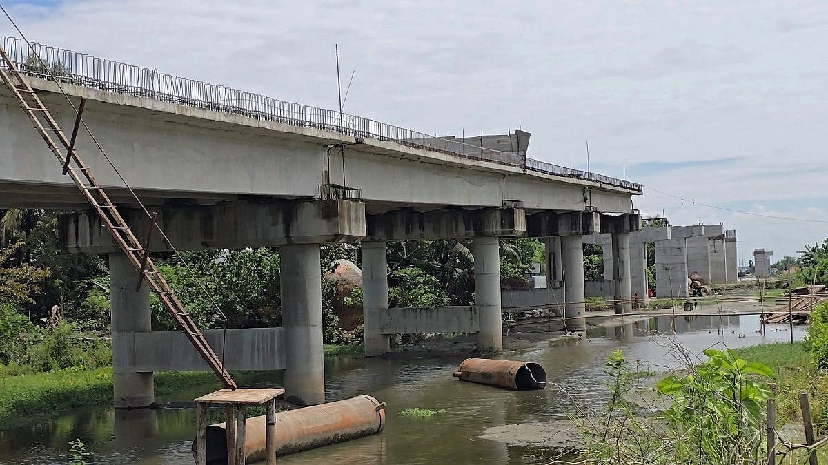 ঠিকাদার উধাও; মেঘনা নদীতে থমকে আছে ১৭৭ কোটি টাকার সেতু নির্মাণকাজ