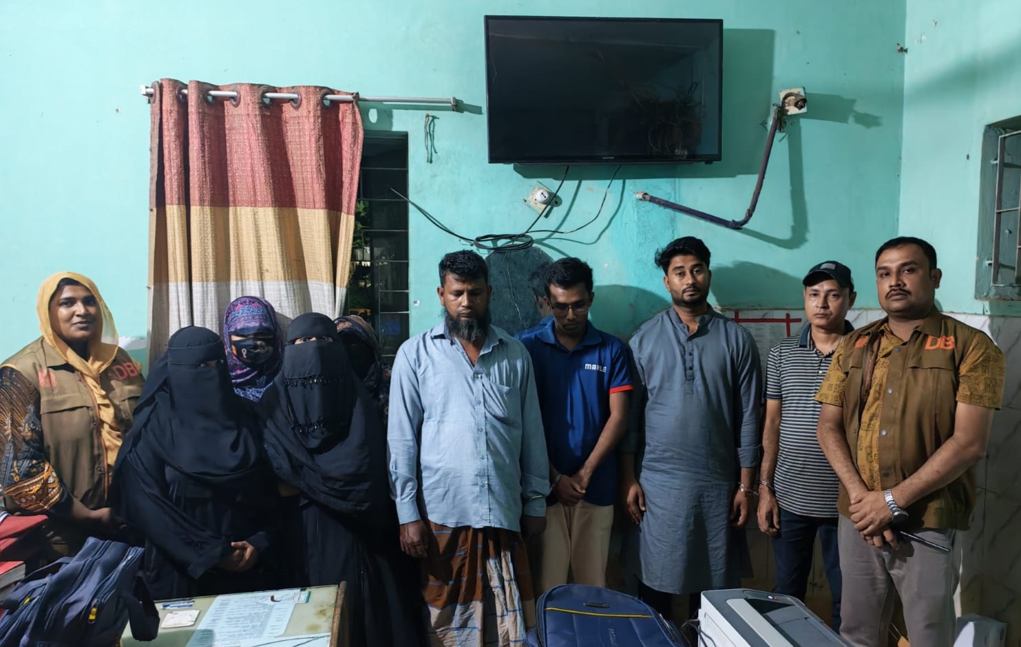 নোয়াখালীর চৌমুহনীতে দুই আবাসিক হোটেলে ডিবির অভিযান: গ্রেপ্তার ৮