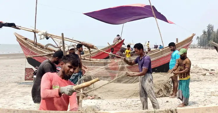নদীর পানি কমতে শুরু করেছে সাথে সাথে মাছ ধরার জন্য ব্যতি ব্যস্ত রয়েছে পদ্মাপাড়ের জেলেরা।